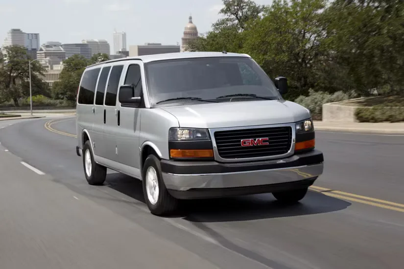 Van GMC de pasajeros circulando por una avenida